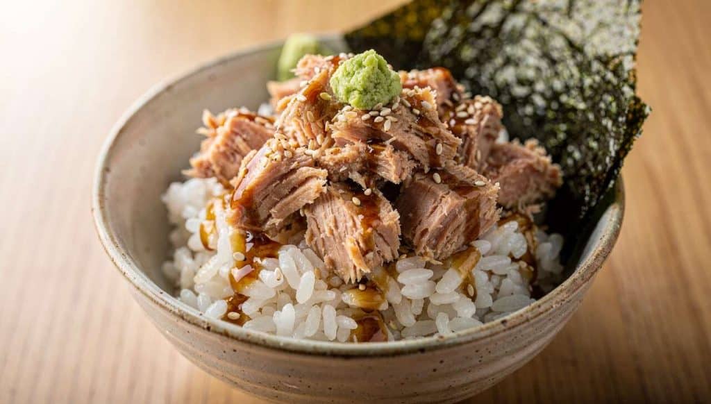Poke bowl au thon : recette facile et savoureuse