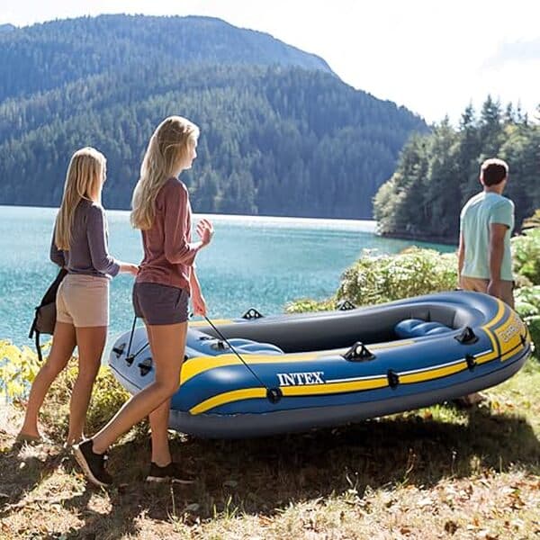 Découvrez notre test complet du bateau gonflable Intex Challenger 3. Analyse de sa performance, confort et capacité d'accueil pour trois personnes, idéal pour vos aventures nautiques.